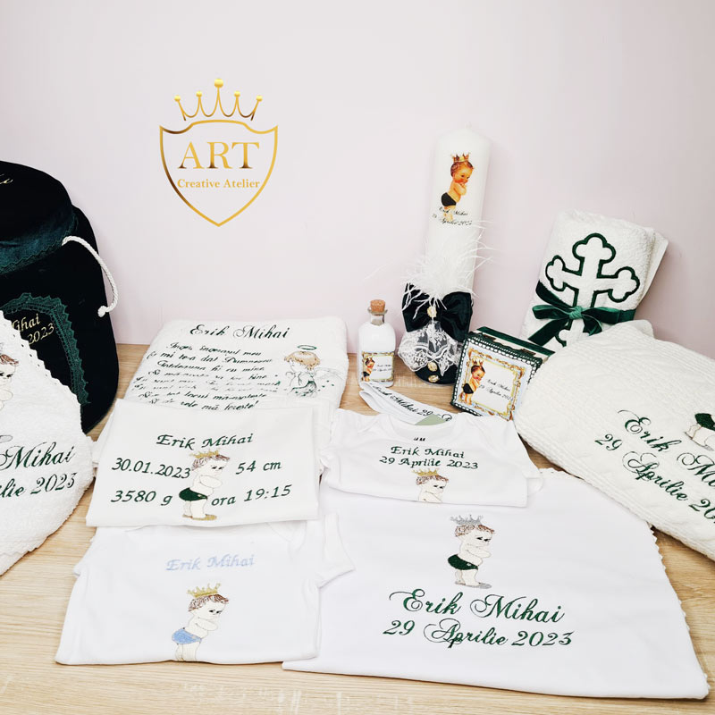 trusou-bebe-print-personalizat-broderie-noteaz-bebelus-include-body,-lumanare,-cutiuta,-sapun,-fasa,-mir,-prosoape